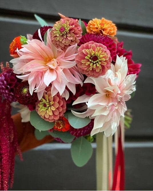 "Una foto di un mazzo di fiori freschi e colorati, disposti in un bouquet armonioso e accattivante. Questo mazzo di fiori è perfetto come immagine Instagram accattivante e invitante, che esalta la bellezza e la gioia della natura.